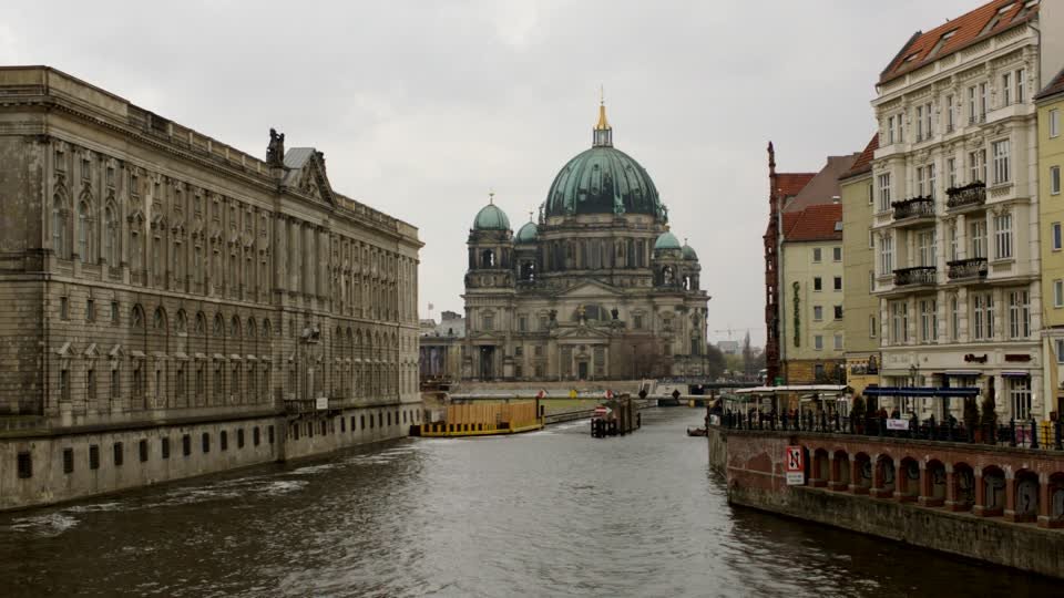383758290-neuer-marstall-nikolaiviertel-berlin-cathedral-spree