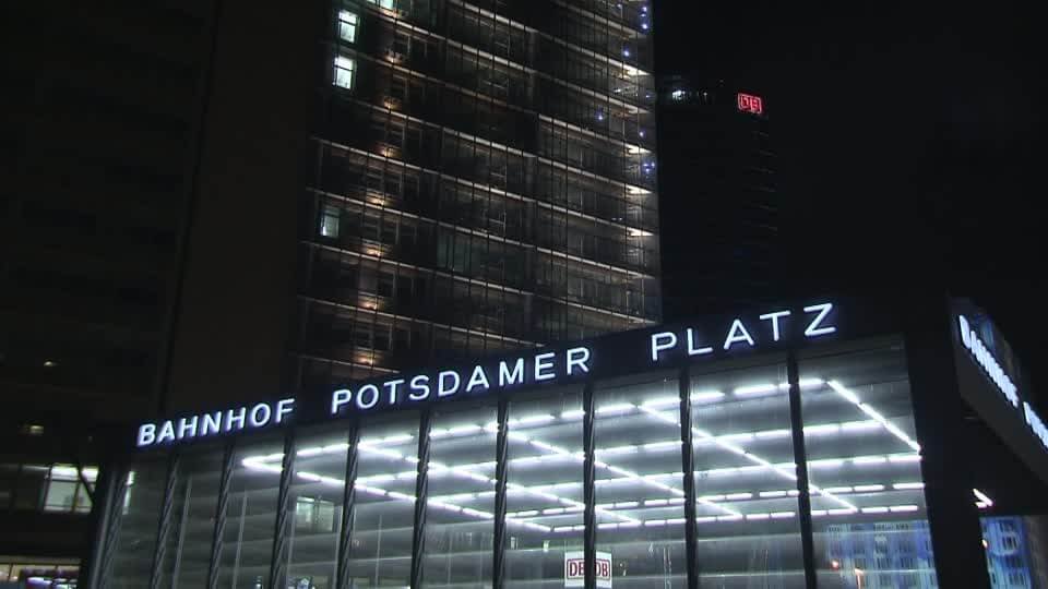 789061232-bahnhof-potsdamer-platz-festival-of-lights-lighting-technology-light-show